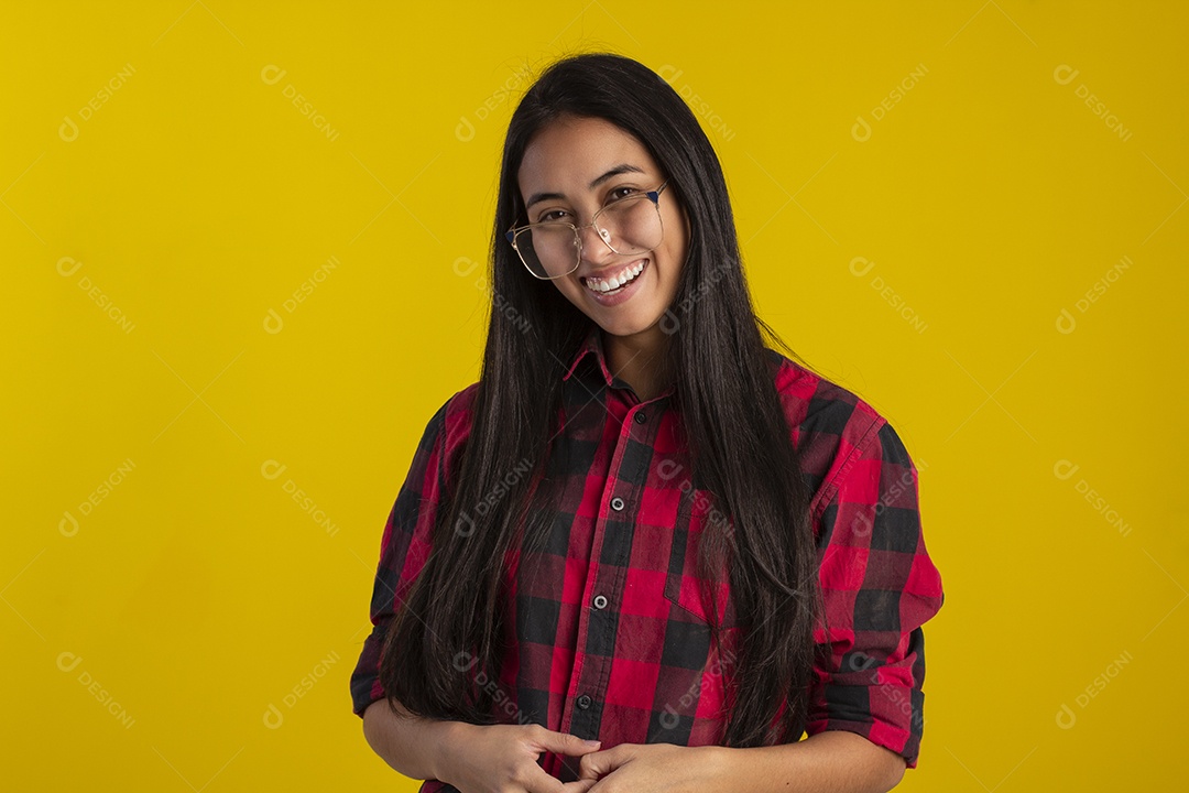 Mulher jovem bonita em fotografia de estudio para publicidade
