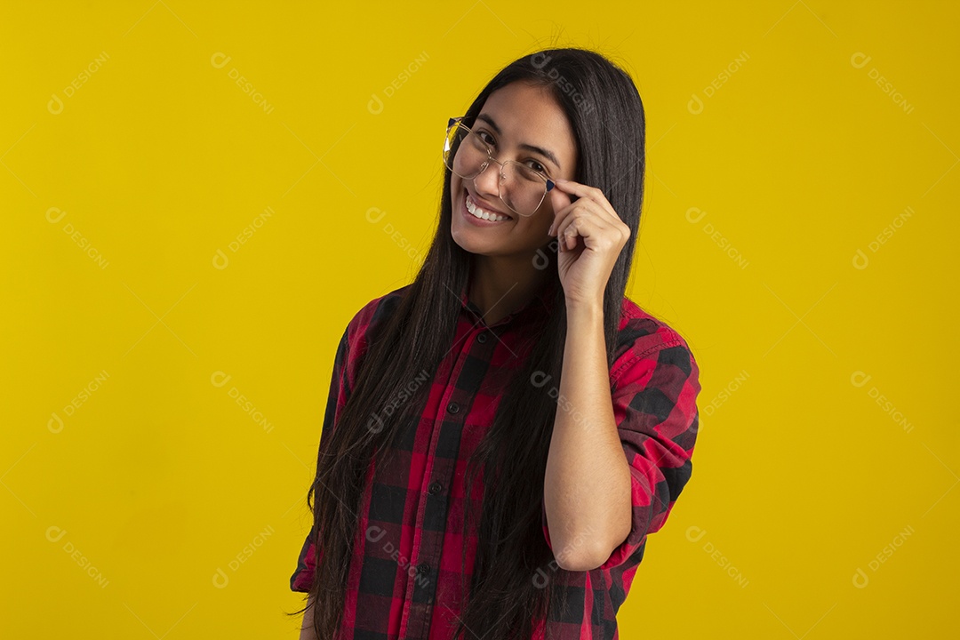 Mulher jovem bonita em fotografia de estudio para publicidade