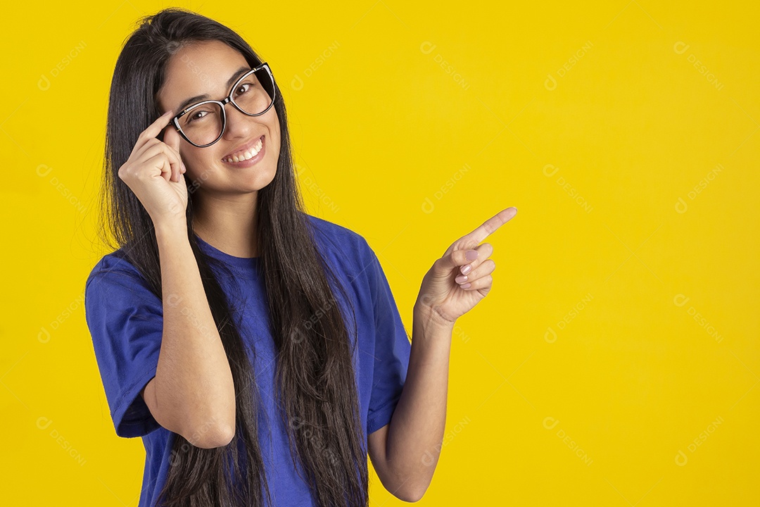 Mulher jovem bonita em fotografia de estudio para publicidade