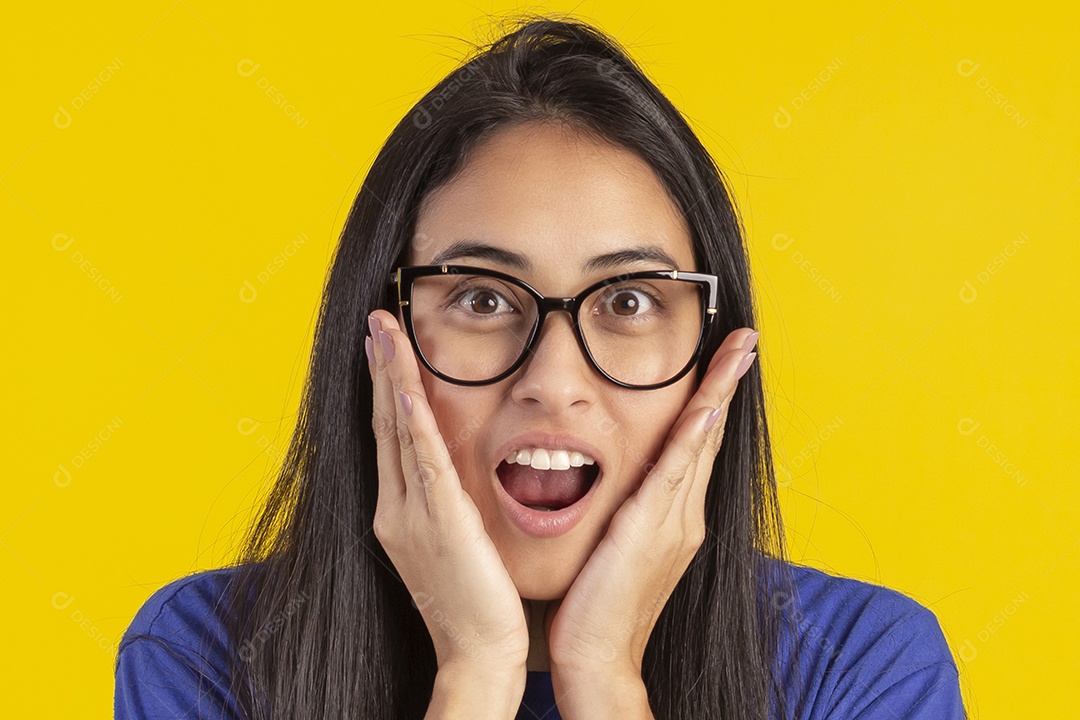Mulher jovem bonita em fotografia de estudio para publicidade