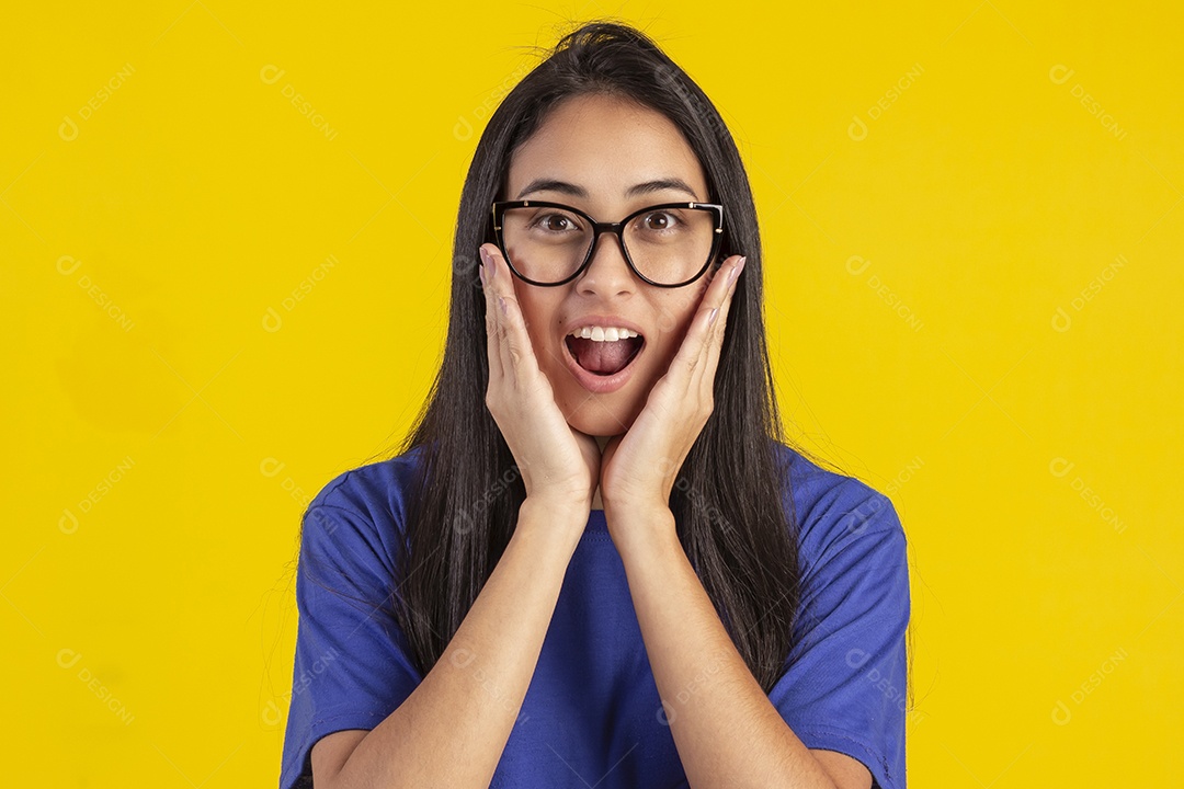 Jovem brasileira vestindo uma camisa amarela de time de futebol