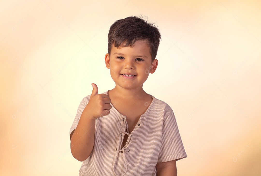 Criança do sexo masculino em foto de estúdio com fundo azul vestindo camisa e jeans