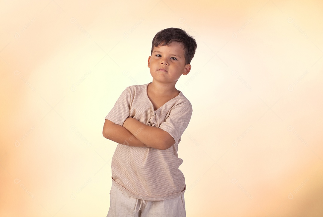Criança do sexo masculino em foto de estúdio com fundo claro vestindo camisa e jeans