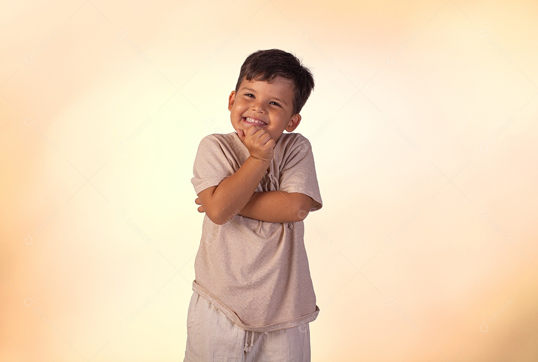 Criança do sexo masculino em foto de estúdio com fundo claro vestindo camisa e jeans
