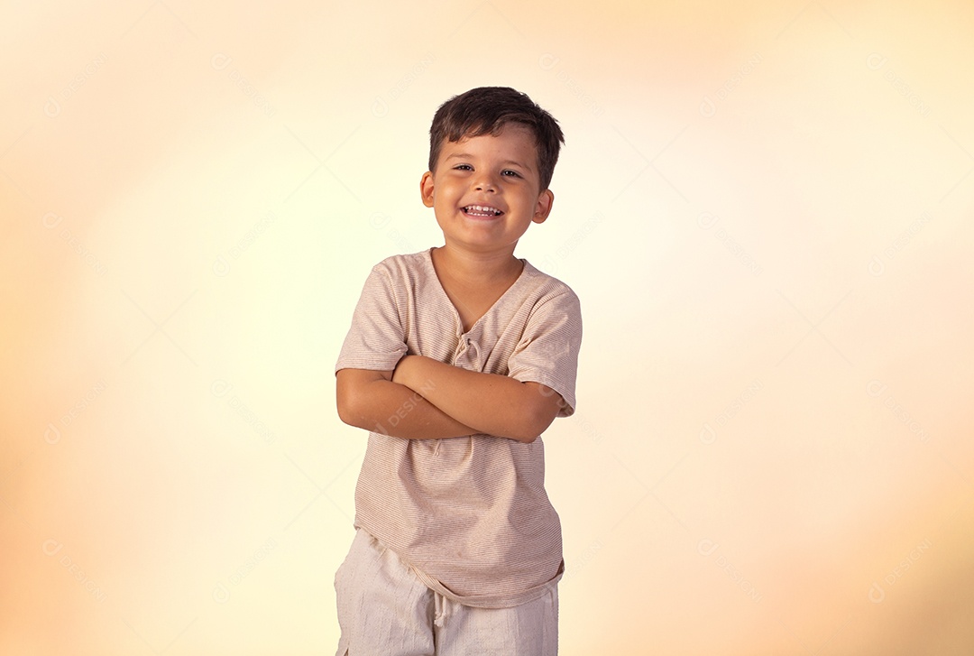 Criança do sexo masculino em foto de estúdio com fundo claro vestindo camisa e jeans