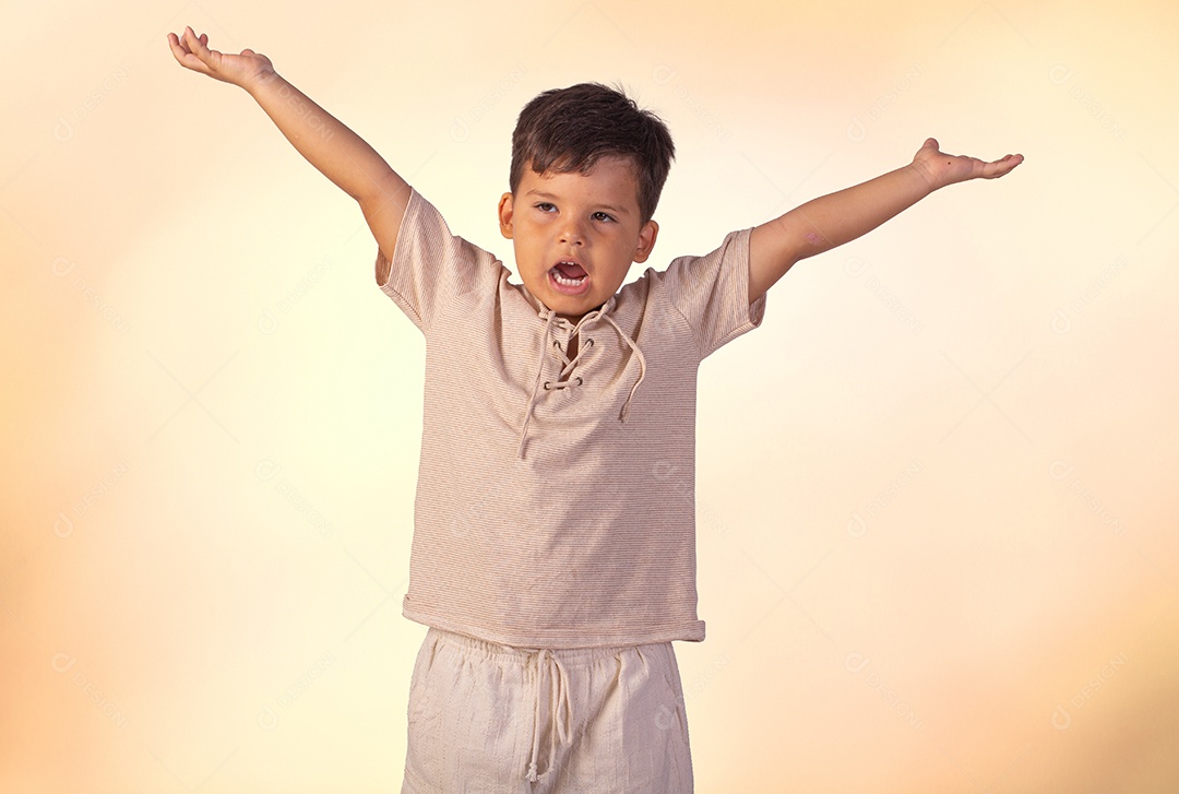 Criança do sexo masculino em foto de estúdio com fundo claro vestindo camisa e jeans