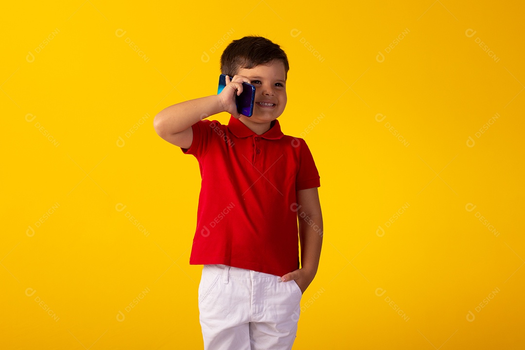 Criança do sexo masculino em foto de estúdio com fundo claro vestindo camisa e jeans