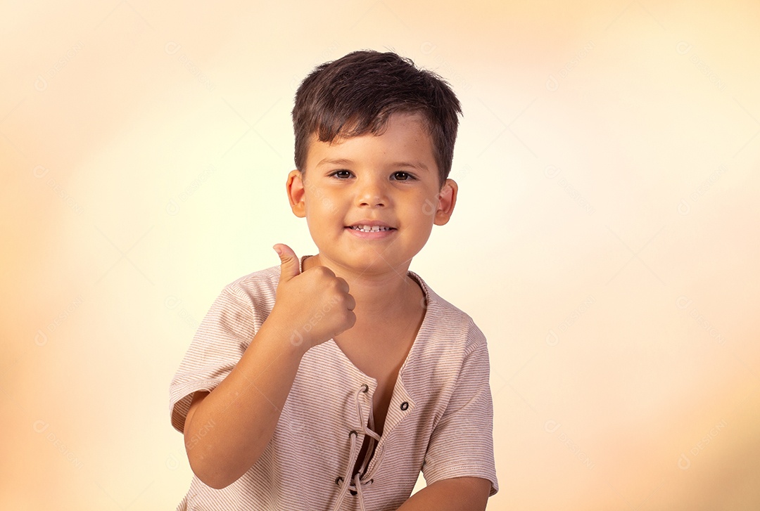 Duas crianças um menino e uma menina se abracando e brincando
