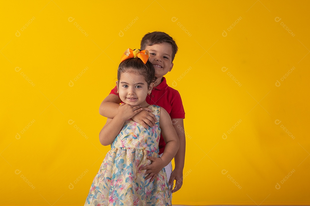 Duas crianças um menino e uma menina se abracando e brincando