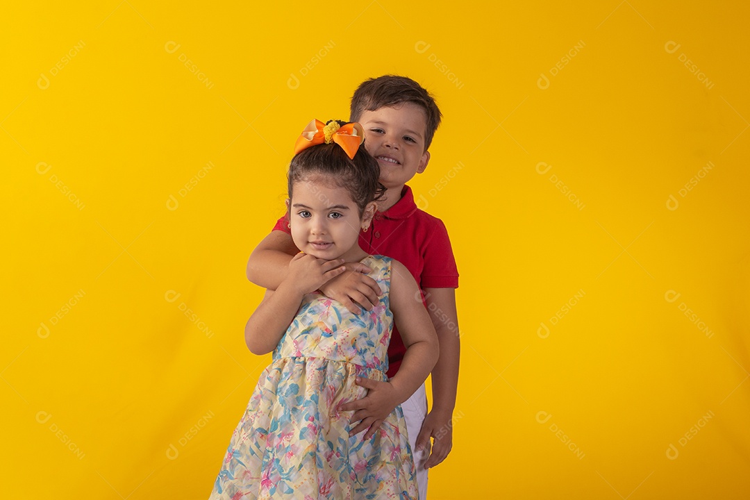 Duas crianças um menino e uma menina se abracando e brincando