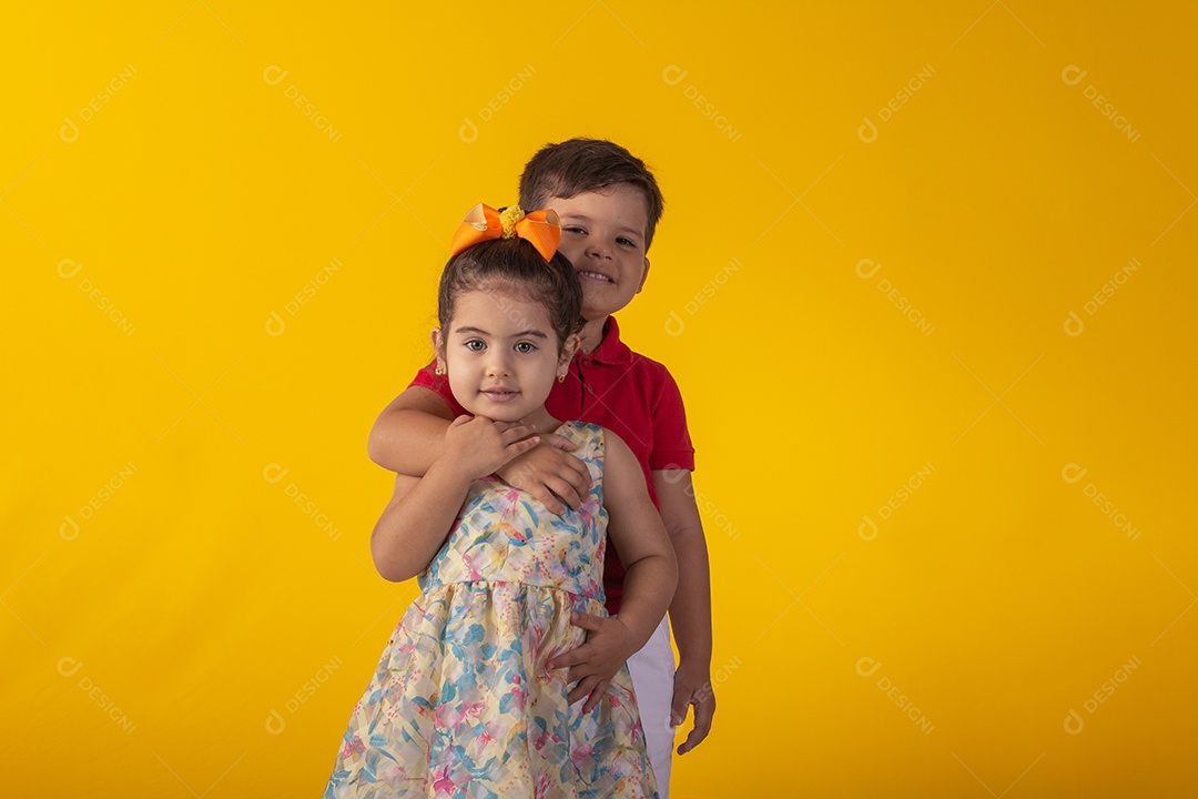 Duas crianças um menino e uma menina se abracando e brincando