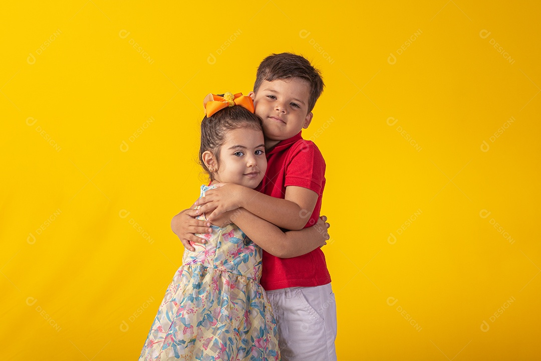 Duas crianças um menino e uma menina se abracando e brincando