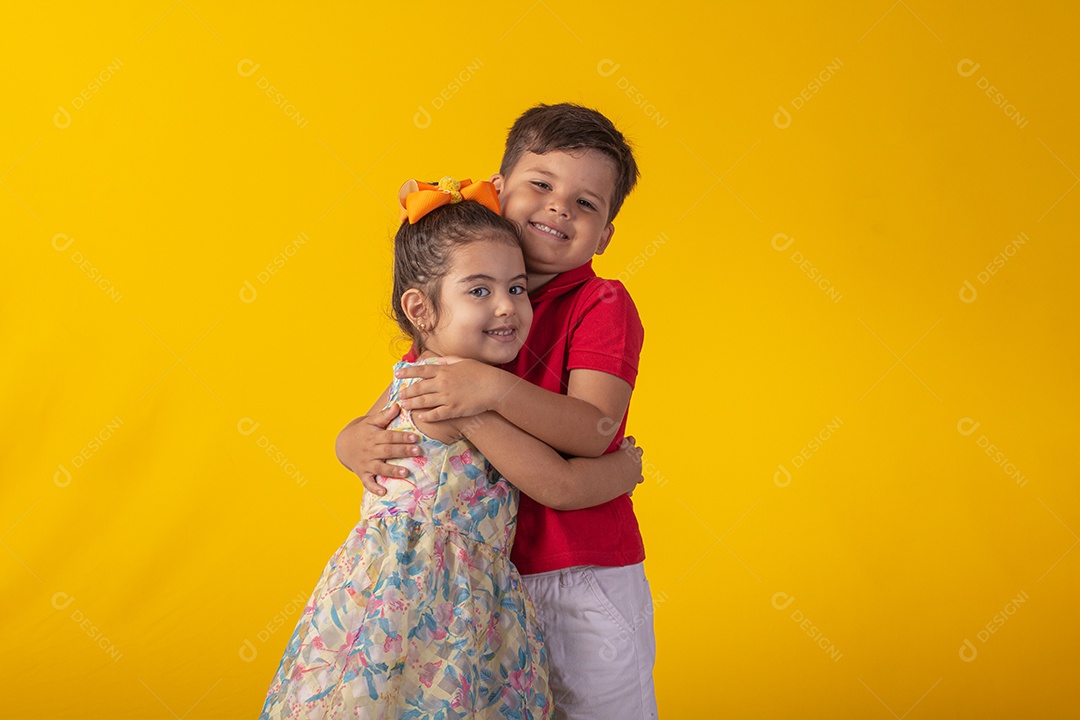 Duas crianças um menino e uma menina se abracando e brincando