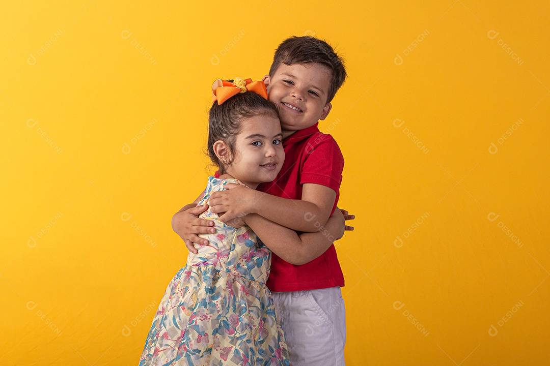 Duas crianças um menino e uma menina se abracando e brincando