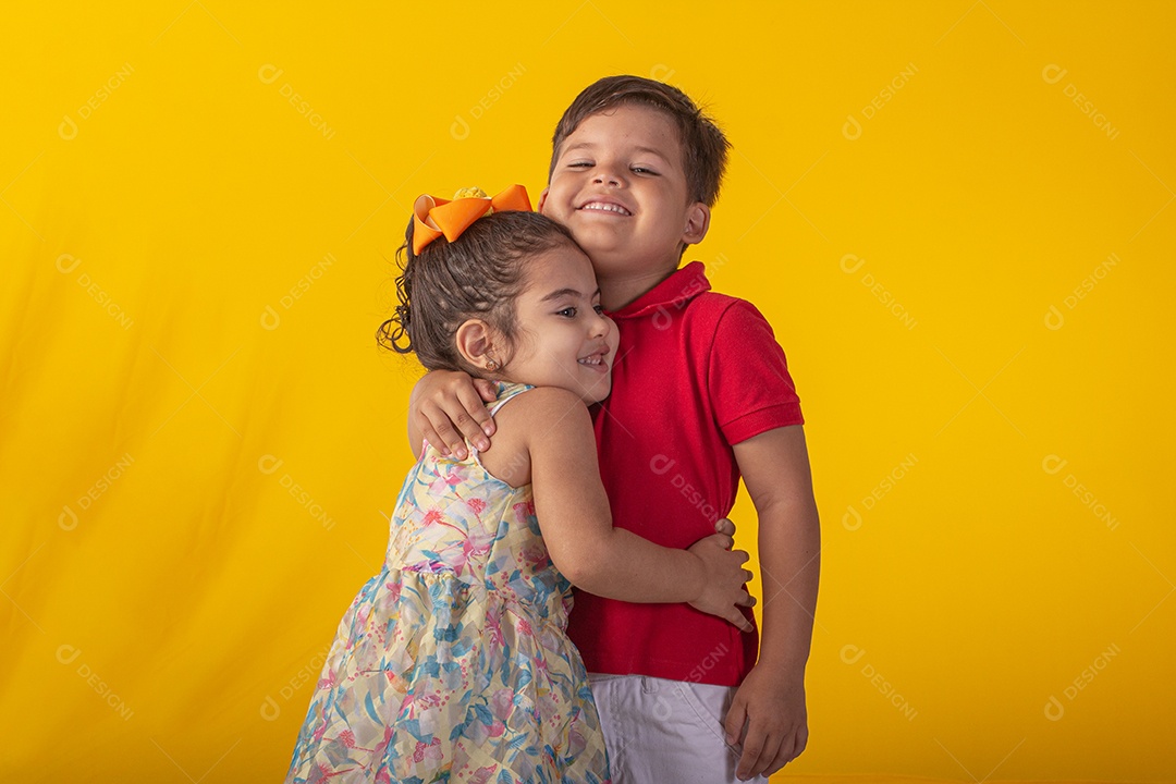 Duas crianças um menino e uma menina se abracando e brincando