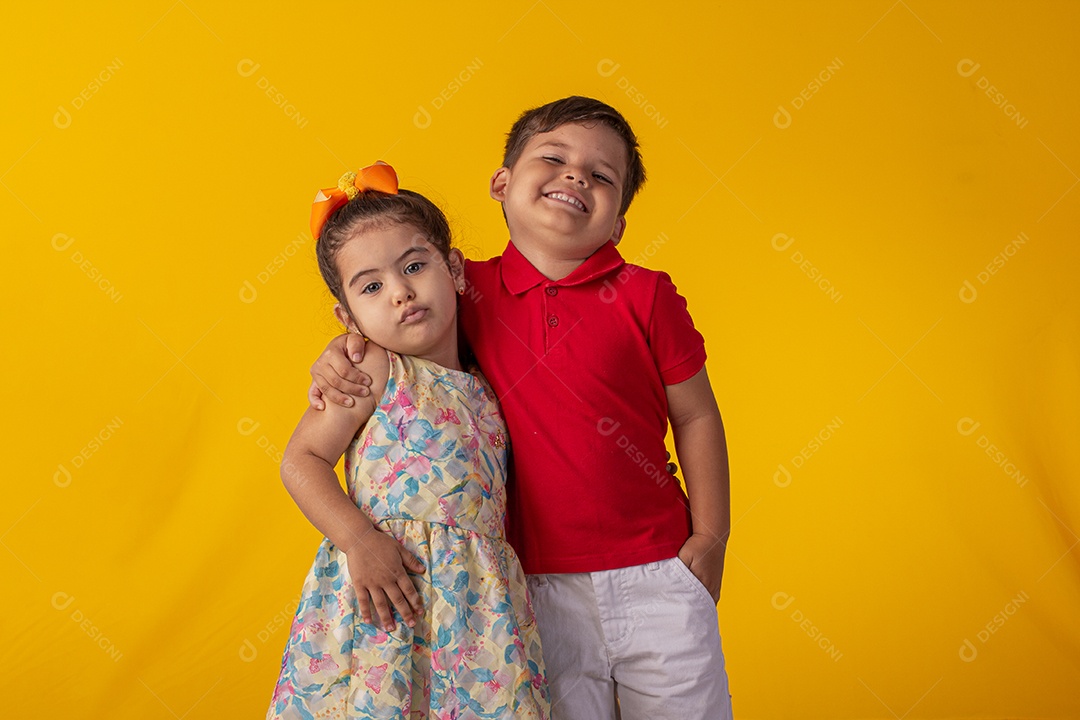 Duas crianças um menino e uma menina se abracando e brincando