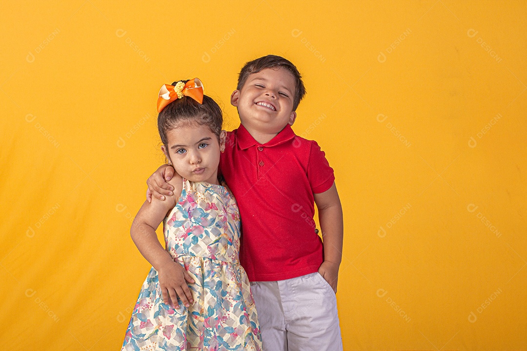 Duas crianças um menino e uma menina se abracando e brincando