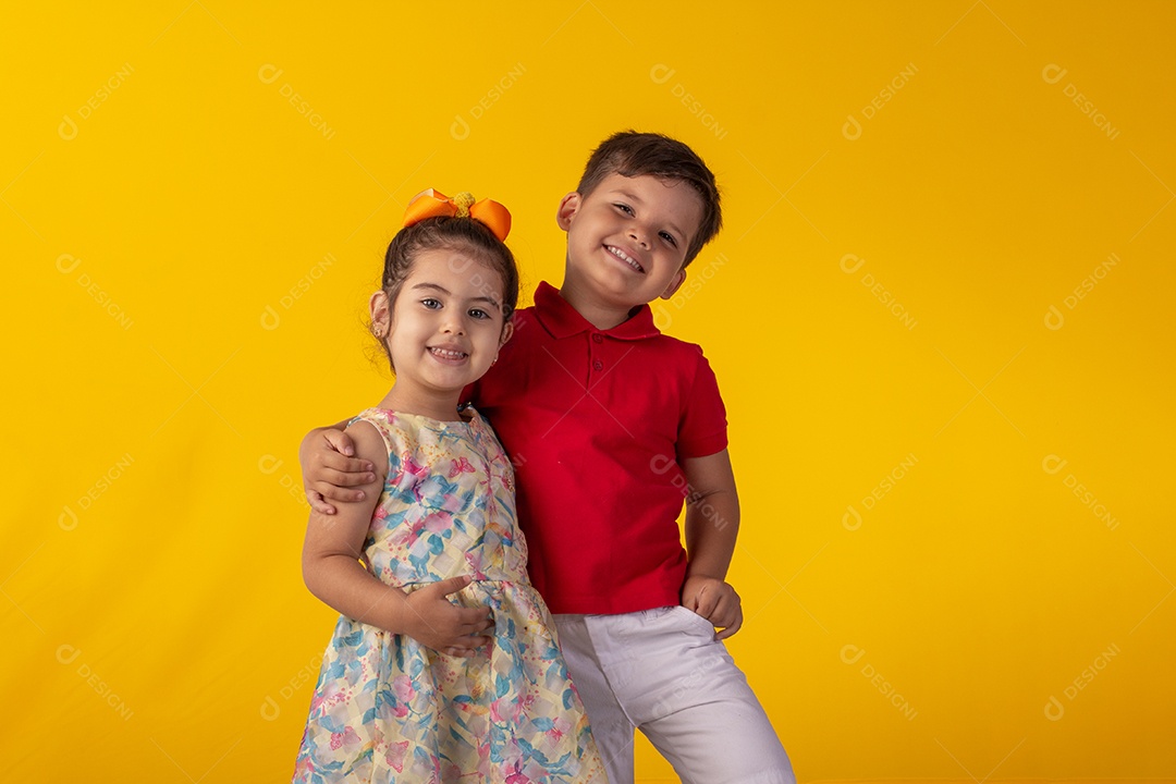 Duas crianças um menino e uma menina se abracando e brincando