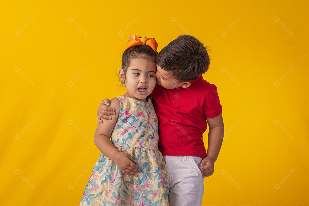 Duas crianças um menino e uma menina se abracando e brincando