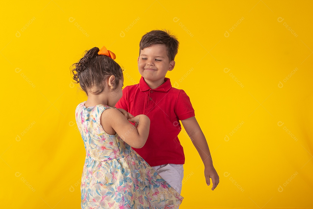 Duas crianças um menino e uma menina se abracando e brincando