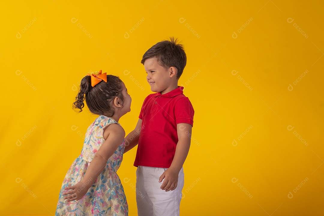 Duas crianças um menino e uma menina se abracando e brincando