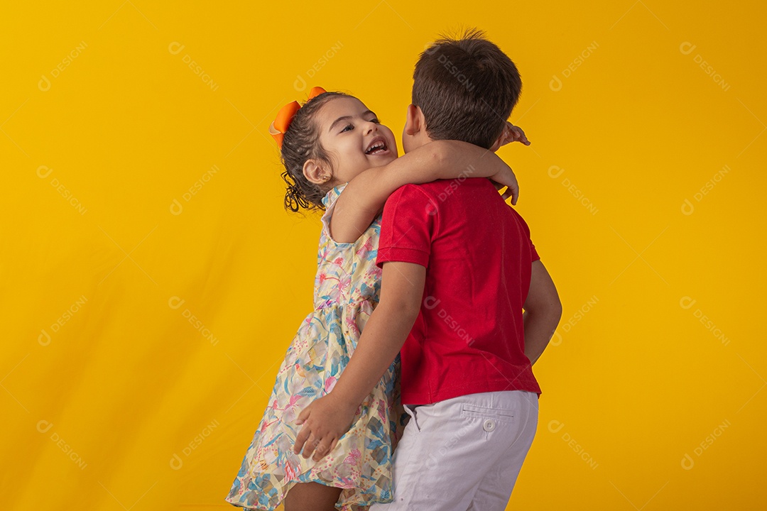 Duas crianças um menino e uma menina se abracando e brincando