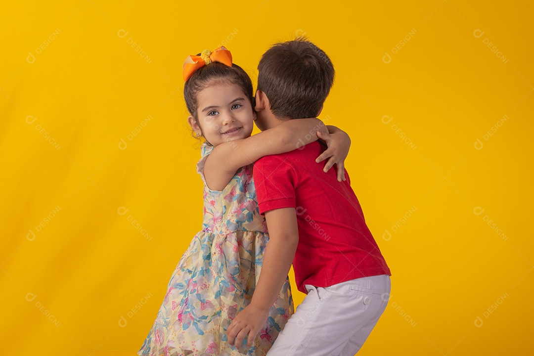 Duas crianças um menino e uma menina se abracando e brincando