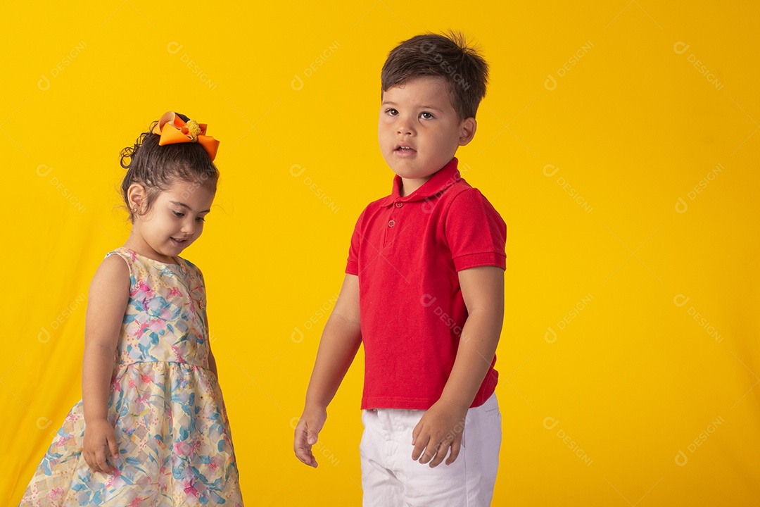Duas crianças um menino e uma menina se abracando e brincando