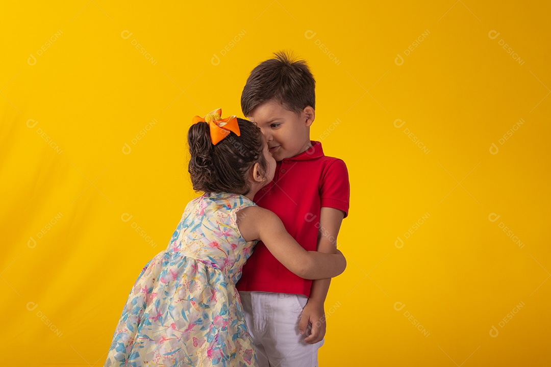 Duas crianças um menino e uma menina se abracando e brincando