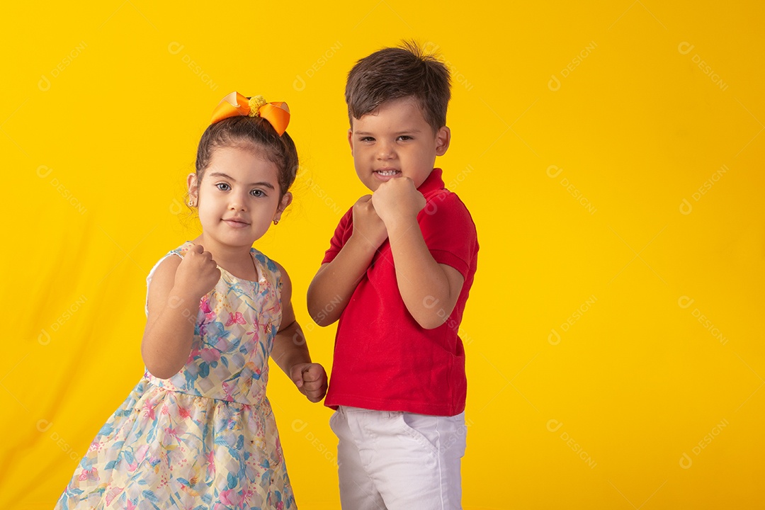 Duas crianças um menino e uma menina se abracando e brincando