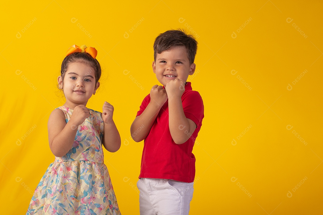 Duas crianças um menino e uma menina se abracando e brincando