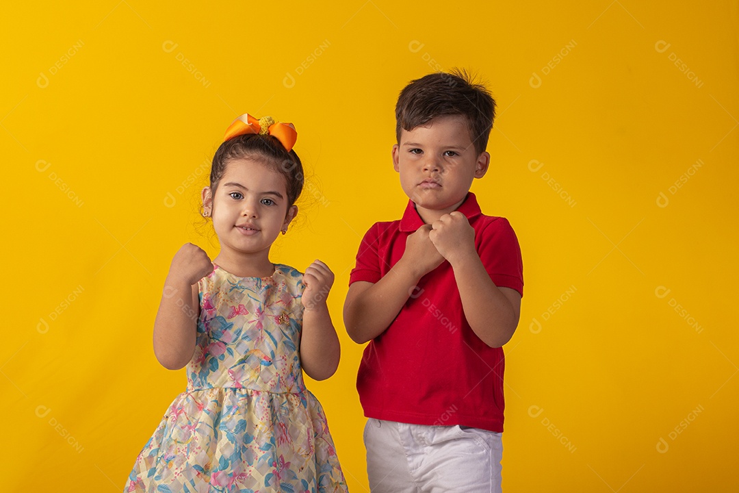 Duas crianças um menino e uma menina se abracando e brincando
