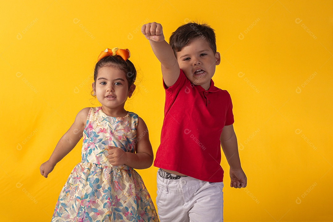 Duas crianças um menino e uma menina se abracando e brincando