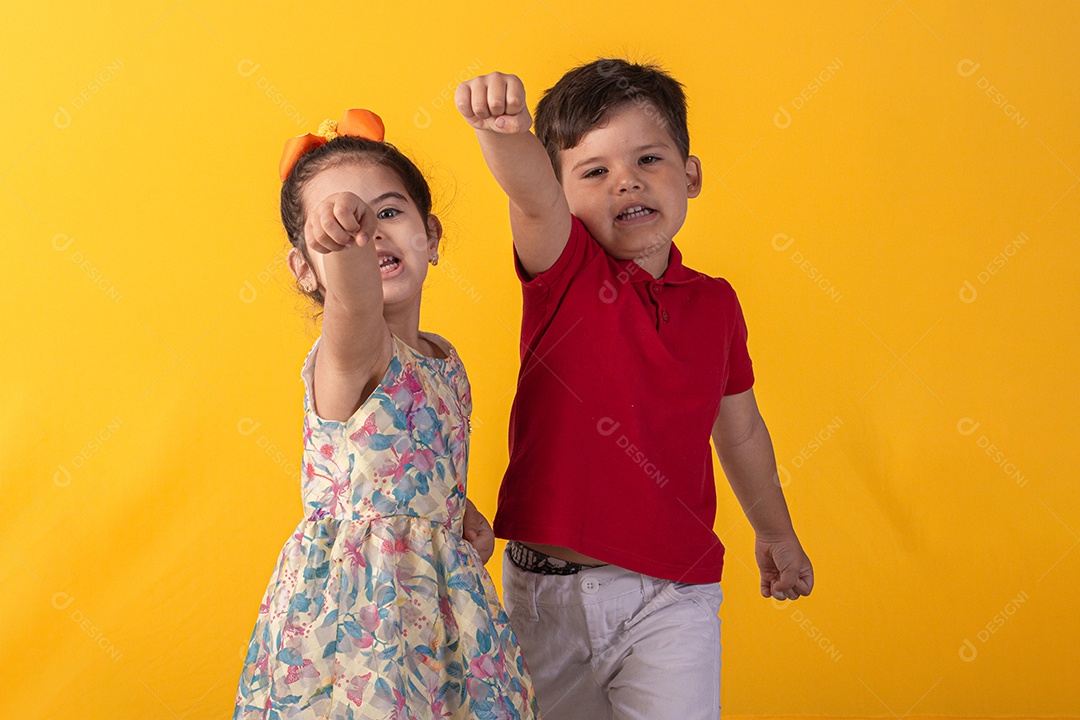 Duas crianças um menino e uma menina se abracando e brincando