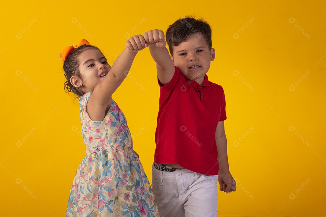 Duas crianças um menino e uma menina se abracando e brincando