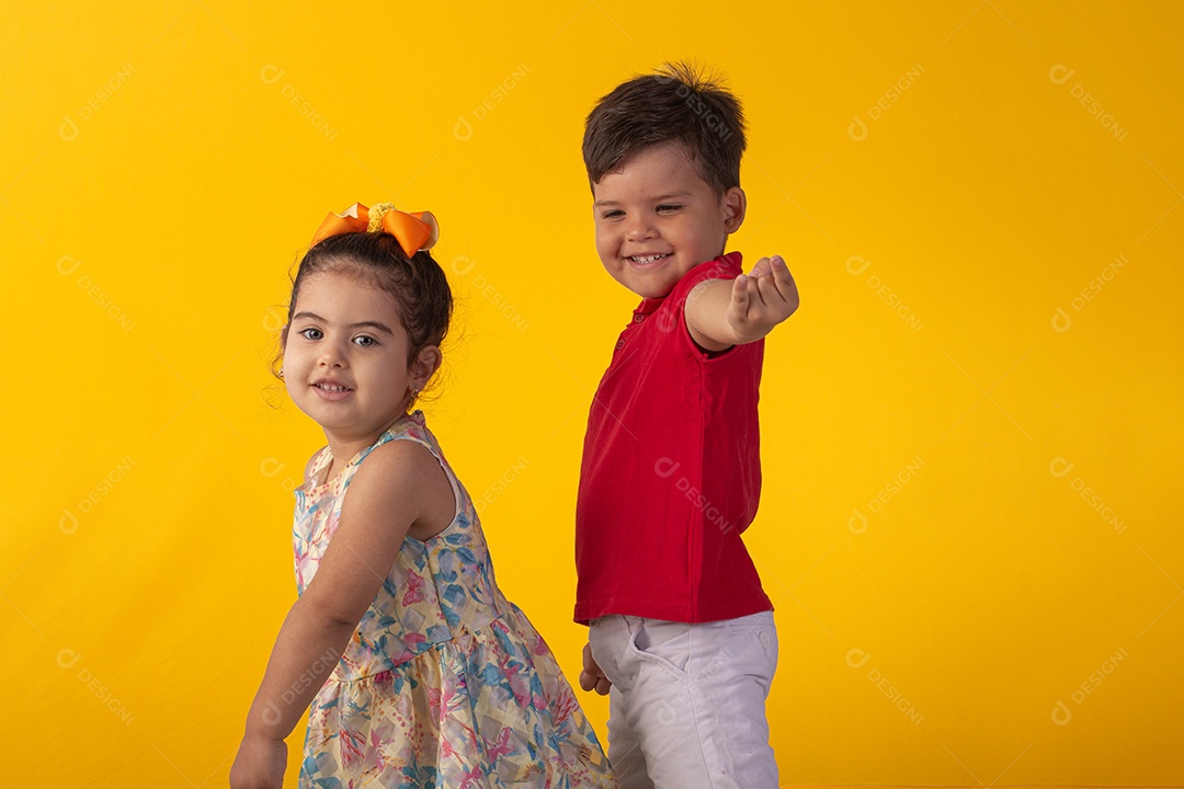 Duas crianças um menino e uma menina se abracando e brincando