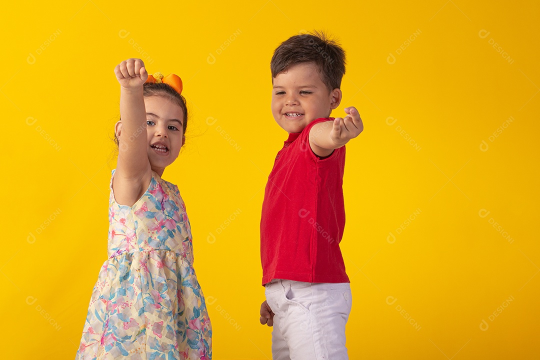 Duas crianças um menino e uma menina se abracando e brincando