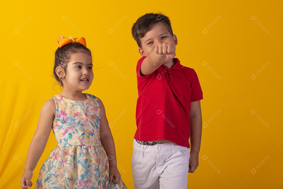 Duas crianças um menino e uma menina se abracando e brincando