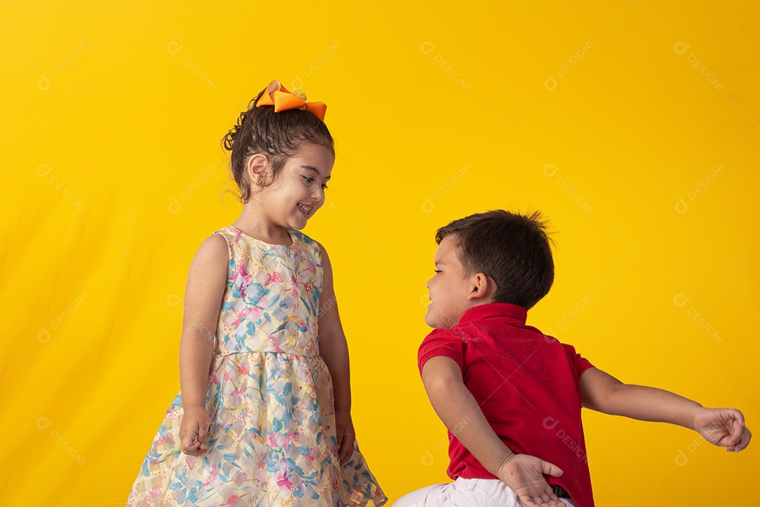 Duas crianças um menino e uma menina se abracando e brincando