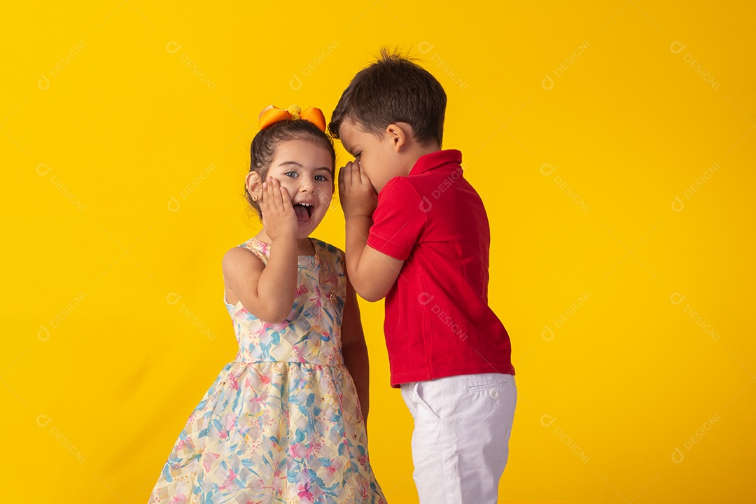 Duas crianças um menino e uma menina se abracando e brincando