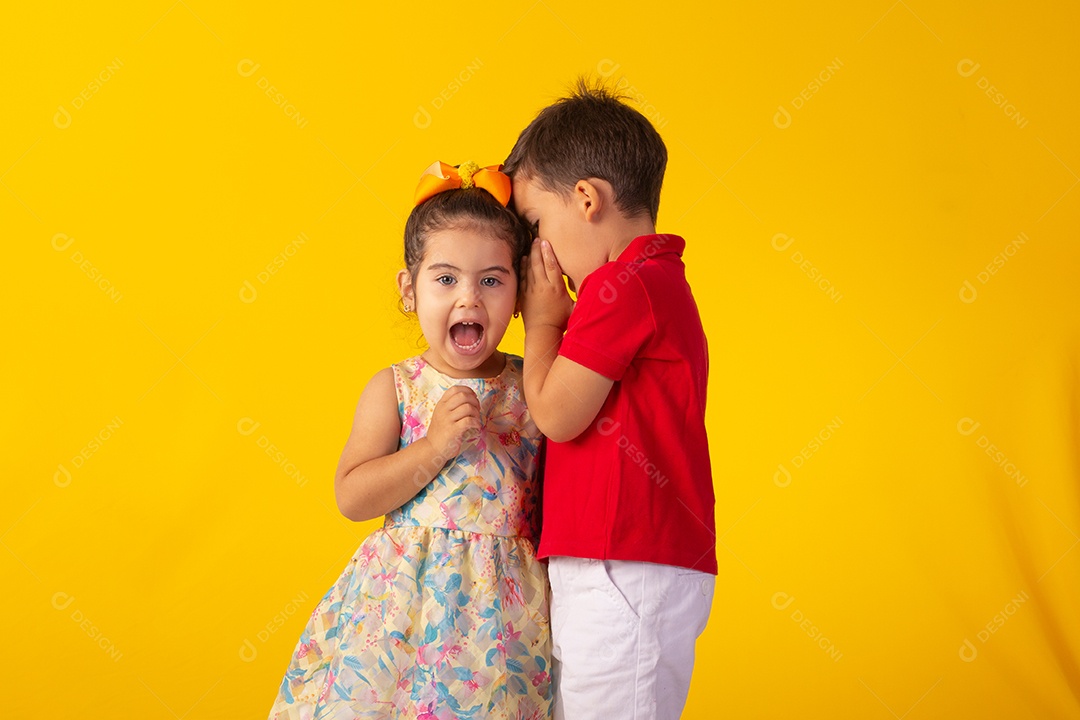 Duas crianças um menino e uma menina se abracando e brincando