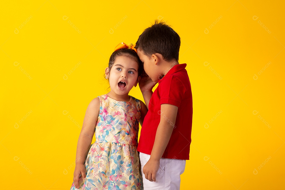 Duas crianças um menino e uma menina se abracando e brincando