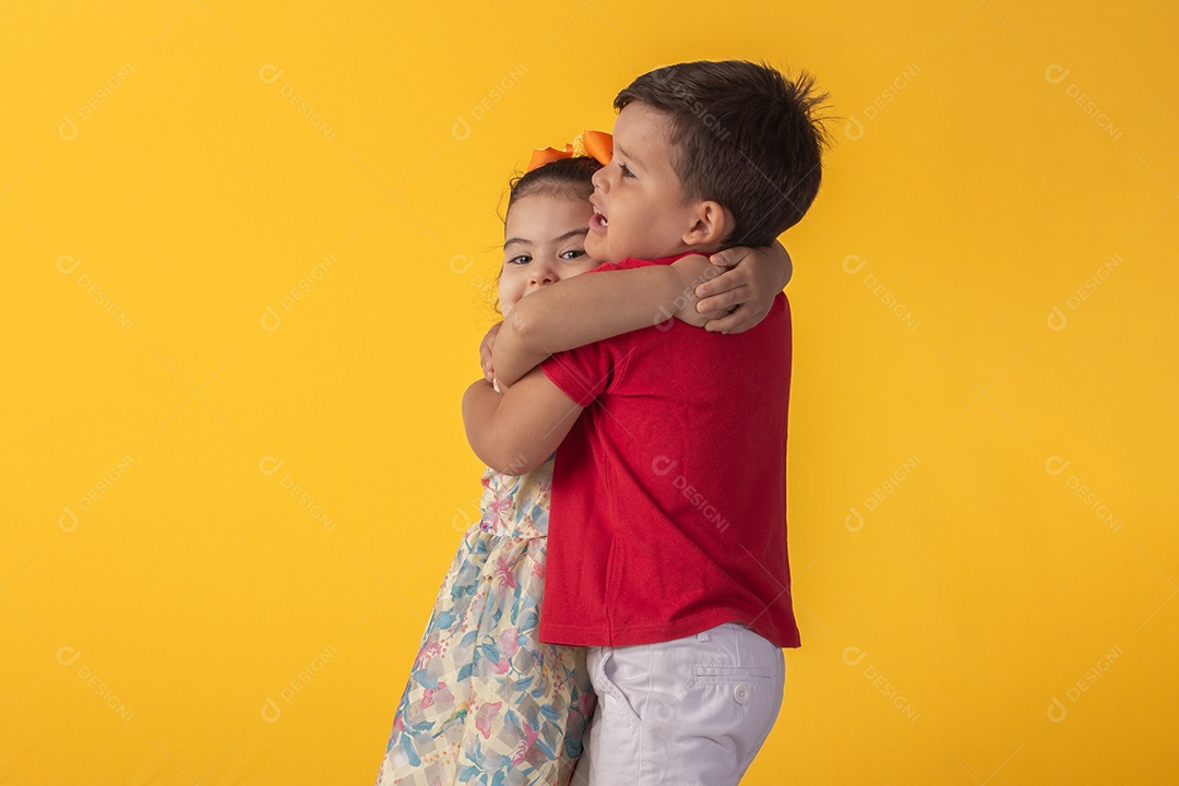 Duas crianças um menino e uma menina se abracando e brincando