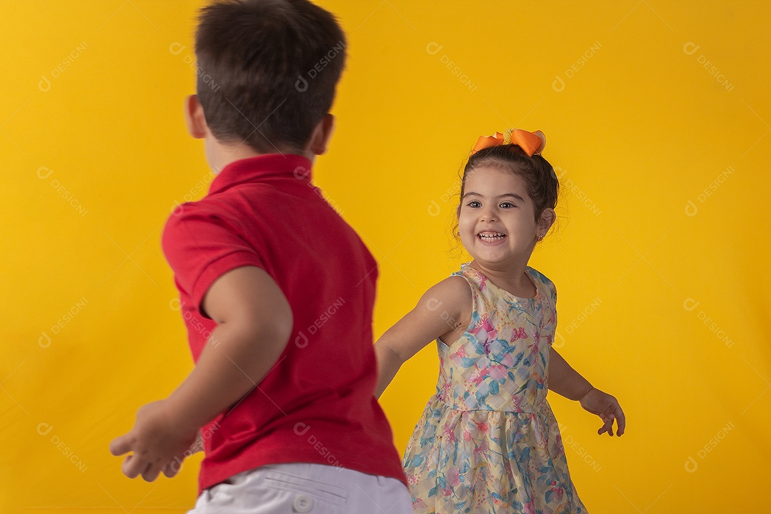 Duas crianças um menino e uma menina se abracando e brincando