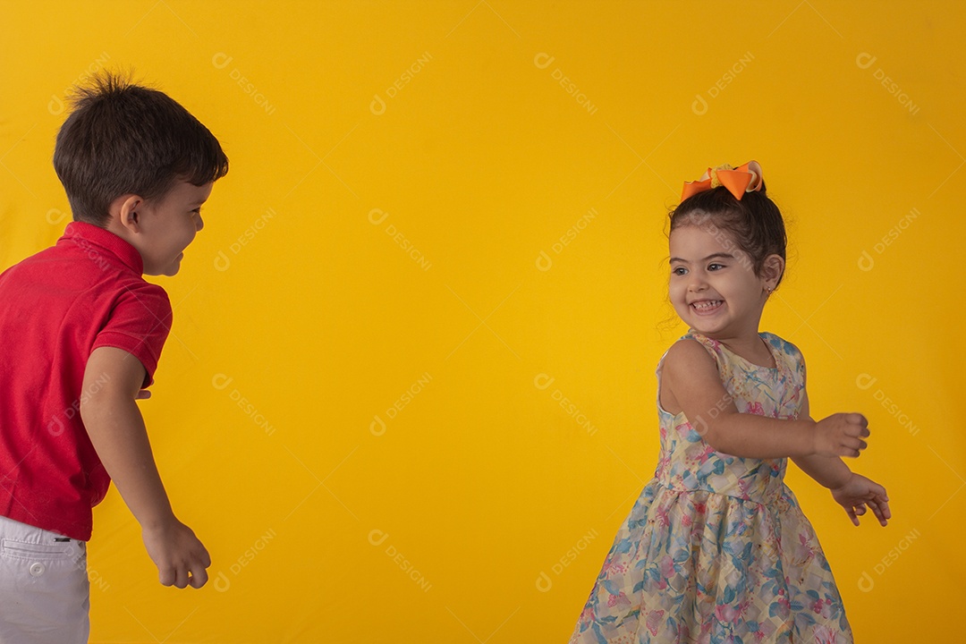 Duas crianças um menino e uma menina se abracando e brincando
