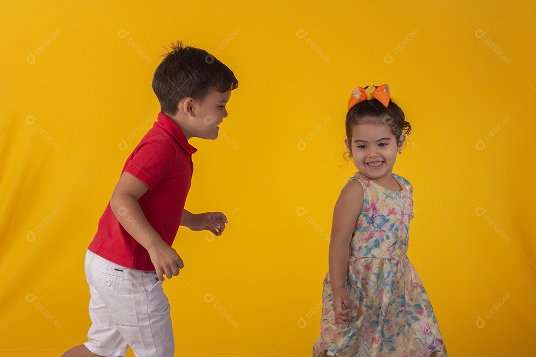 Duas crianças um menino e uma menina se abracando e brincando