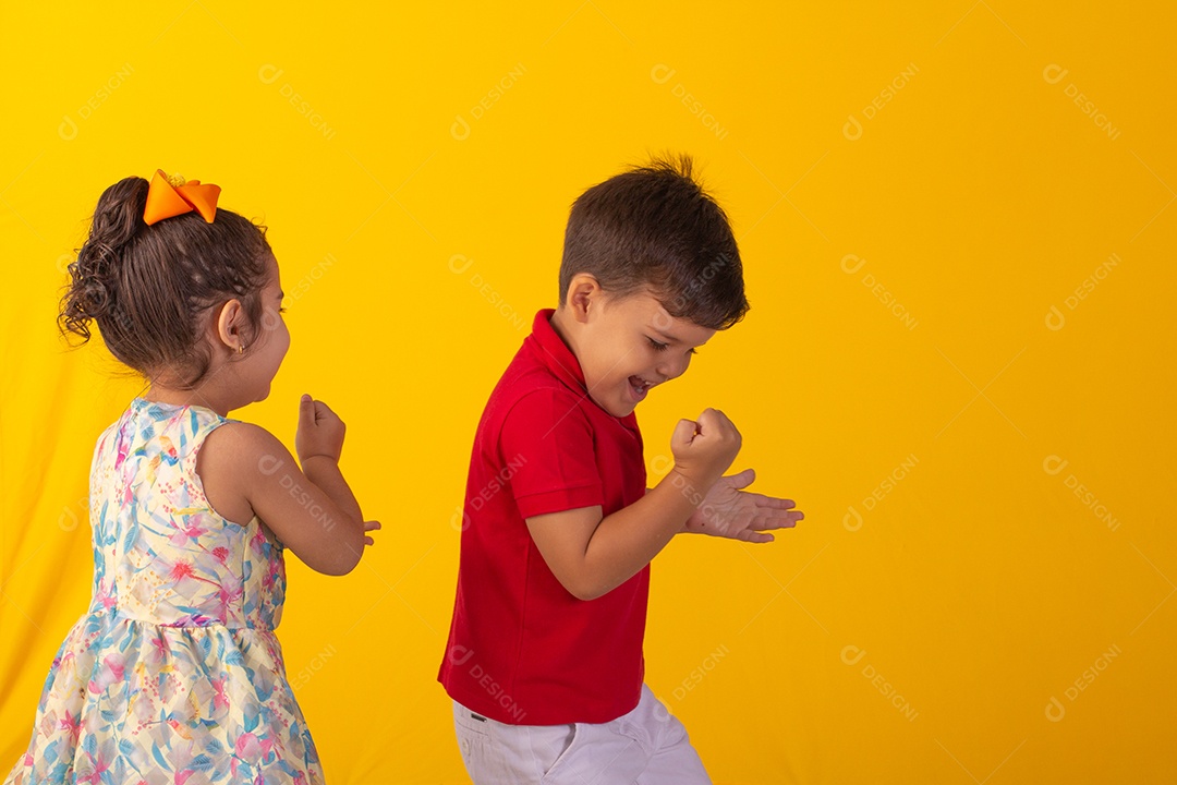 Duas crianças um menino e uma menina se abracando e brincando