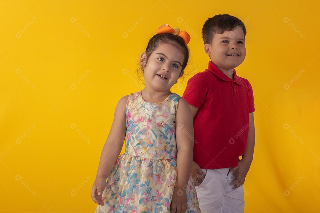 Duas crianças um menino e uma menina se abracando e brincando