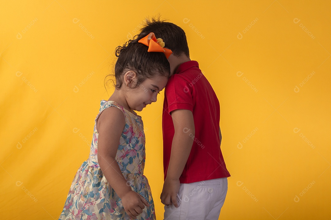 Duas crianças um menino e uma menina se abracando e brincando