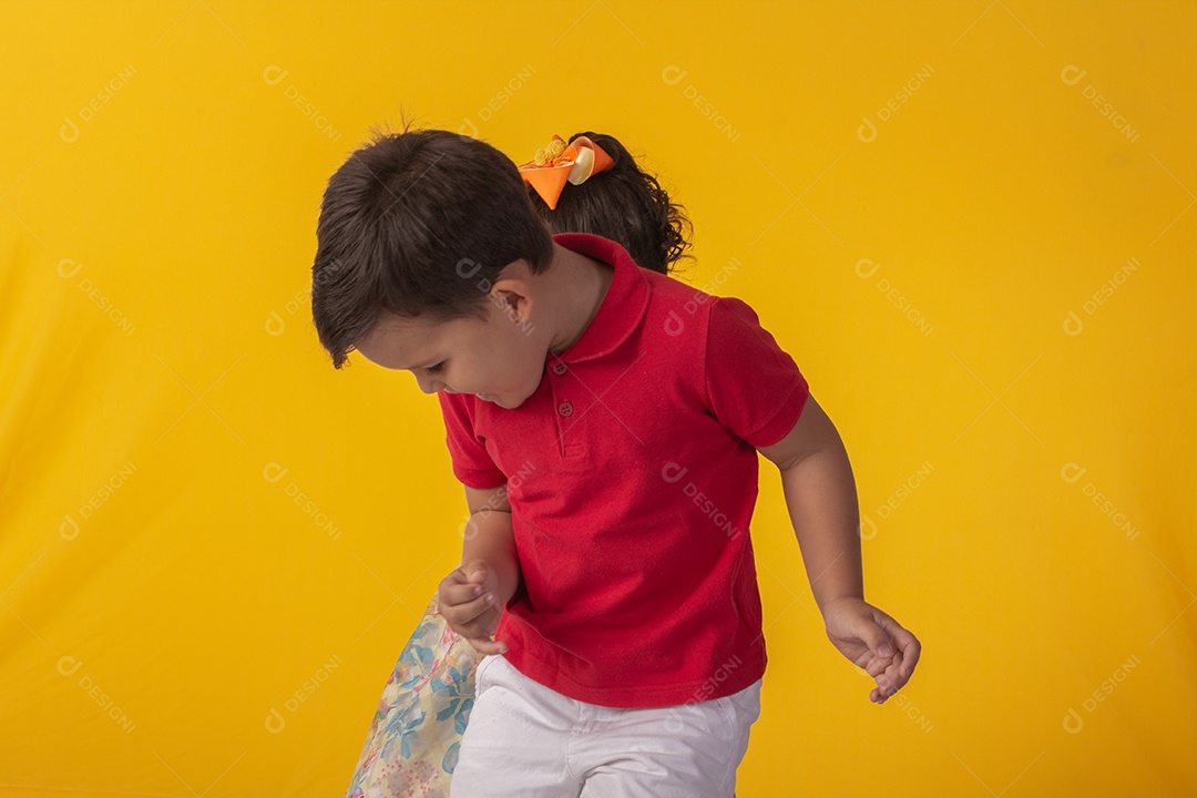 Duas crianças um menino e uma menina se abracando e brincando